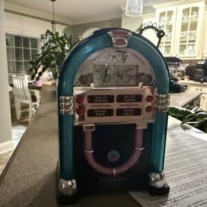 Retro Jukebox Style Clock Radio